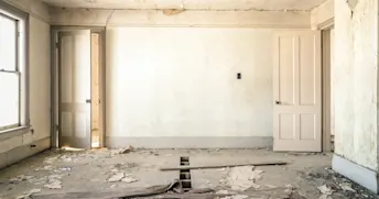 äkta-hussvamp.jpg Tomt rum med upprivet golv och skadade väggar.