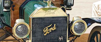 ford-model-t 1913 årsmodell av T-Forden i grönt och guld. Första bilen att masstillverkas av Henry Ford.
