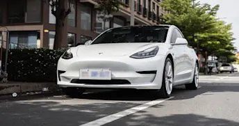 Tesla – lyxbilarna med dyrast försäkringar Vit Tesla.