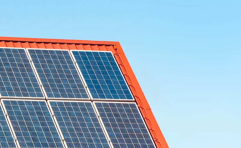 solceller-hustak.jpg Solceller på hustak med lertegelpannor och blå himmel i bakgrunden.