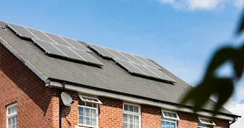 hustak-solceller-blå-himmel.jpg Zmarta standard förhandsvisnings artikelbild