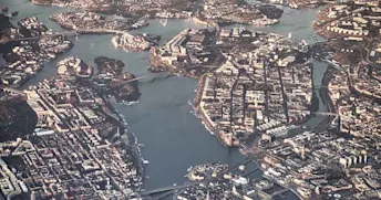 Stockholm från ovan Flygplansfoto som visar stadsdelarna Södermalm, Gamla stan, Kungsholmen och city i Stockholm