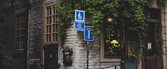 vägskyltar-i-gatuhörn vägmärken för återvändsgränd, gågata och tilläggskylt i ett gatuhörn