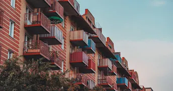 Lägenhetshus i Stockholm Ett lägenhetshus av rött tegel i Stockholm