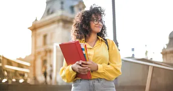 Namnlös design-26.png Student som håller i böcker.