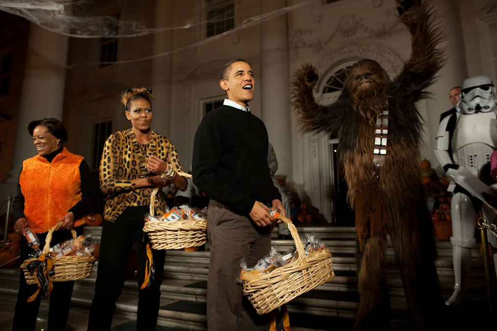 President Barack Obama, First Lady Michelle Obama and Marian Robinson welcome children