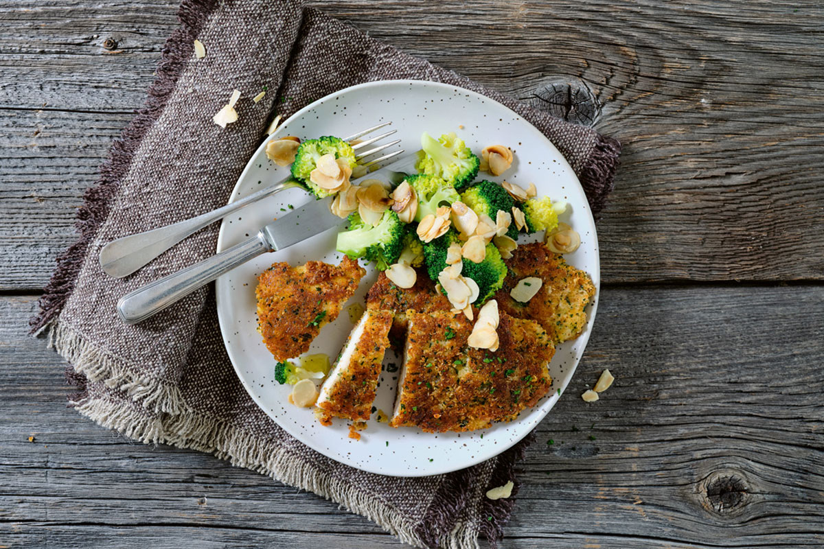 Pouletschnitzel mit Käse-Kräuter-Kruste - Annemarie Wildeisens KOCHEN