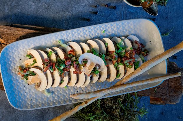 Pilzcarpaccio mit Speck-WacholderVinaigrette