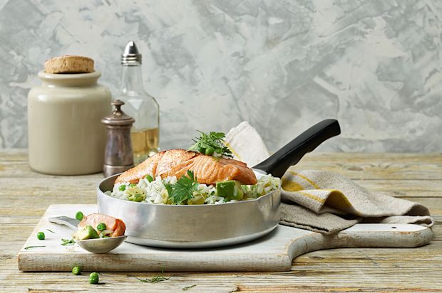 Lachsfilet auf Avocado-Erbsen-Reis