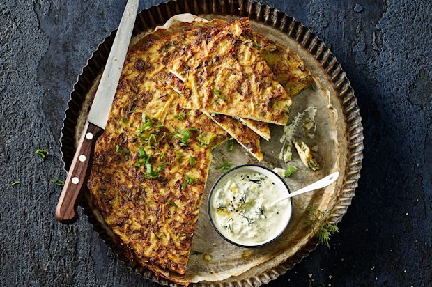 Kartoffel-Frühlingszwiebel-Kuchen mit Tsatsiki