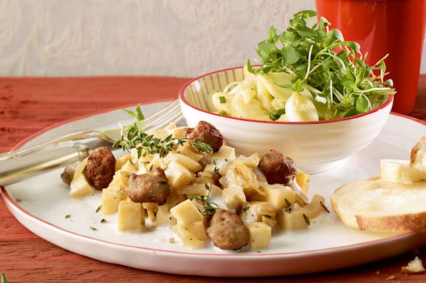 Sellerie-Bratwurst mit Apfelsalat