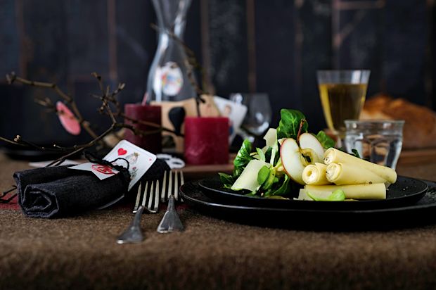 Nüsslisalat mit gefüllten Sbrinzrollen