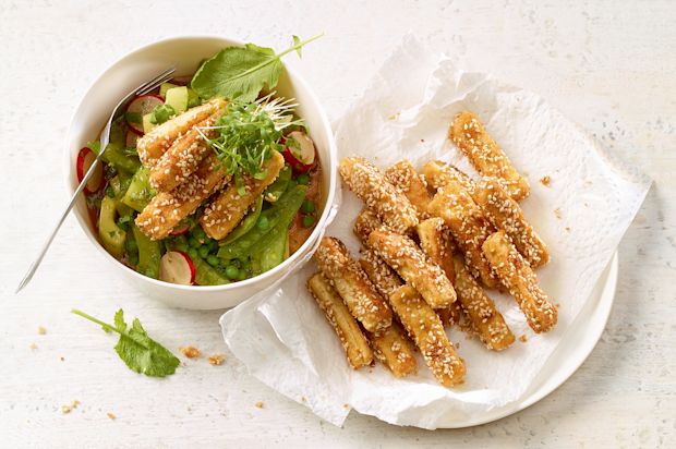 Knusprige Tofufinger mit Gemüsesalat und Misodressing