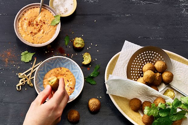Falafel mit Paprika-Tahin-Creme