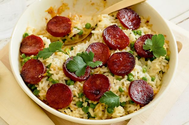 Überbackener Erbsenreis mit Wurst