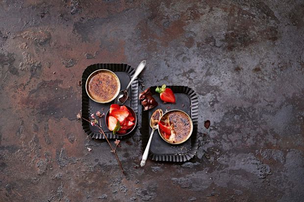 Schokoladen-Crème-brûlée mit Erdbeeren