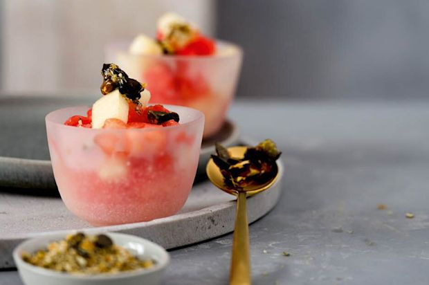 Melonensalat mit Kürbiskern-Krokant und Ingwer-Limetten-Sirup