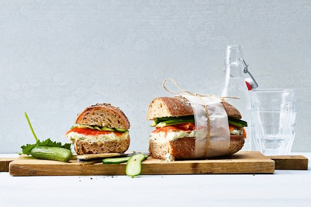 Sandwich mit Gurkenfrischkäse und Lachs