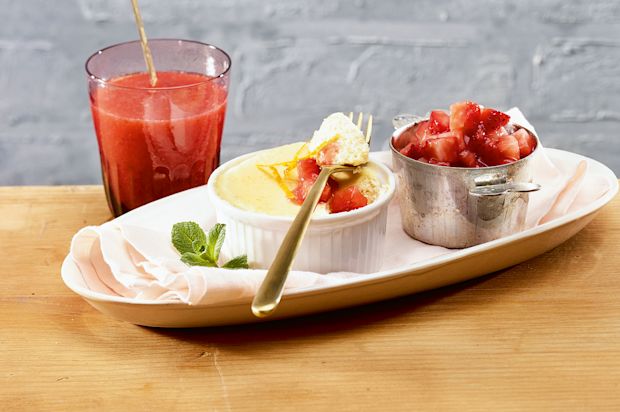 Süsser Quarkflan mit Erdbeersauce