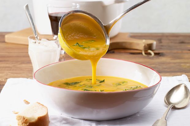 Kürbiscremesuppe mit Spinat und Ingwer-Rahm