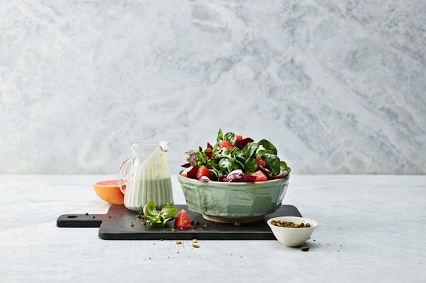 Wintersalat mit rosa Grapefruit und Blauschimmeldressing