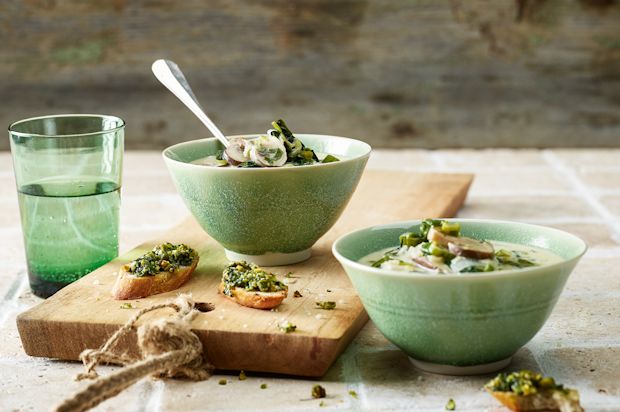 Frühlingszwiebelsuppe mit Pistazien-Crostini