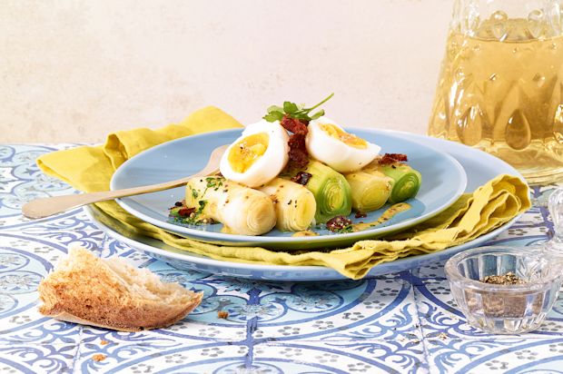 Lauwarmer Lauch mit Ei an Speck-Senf-Vinaigrette