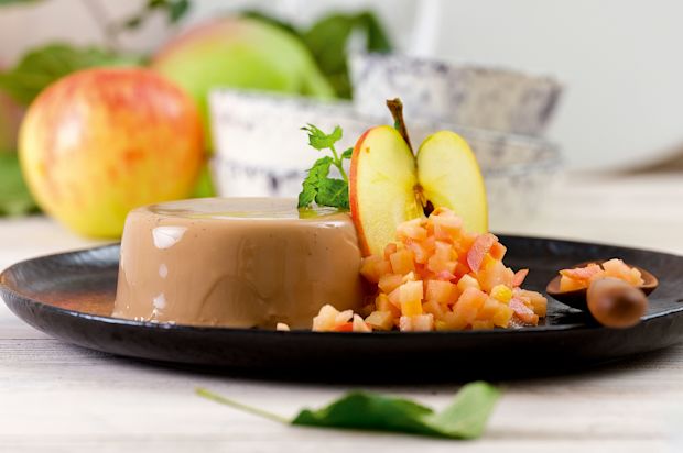Espresso-Pannacotta mit Apfeltatar