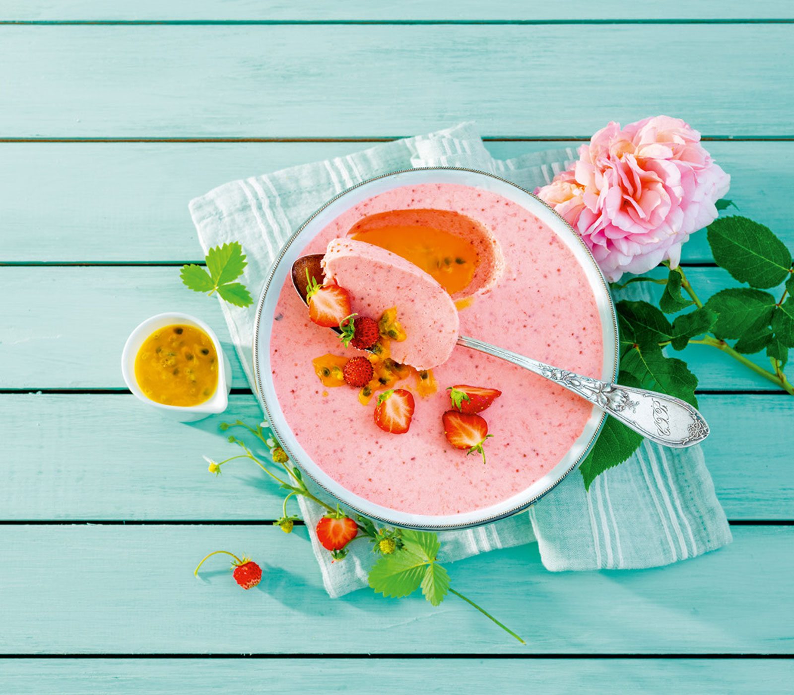 Erdbeermousse mit Passionsfruchtjus - Annemarie Wildeisens KOCHEN