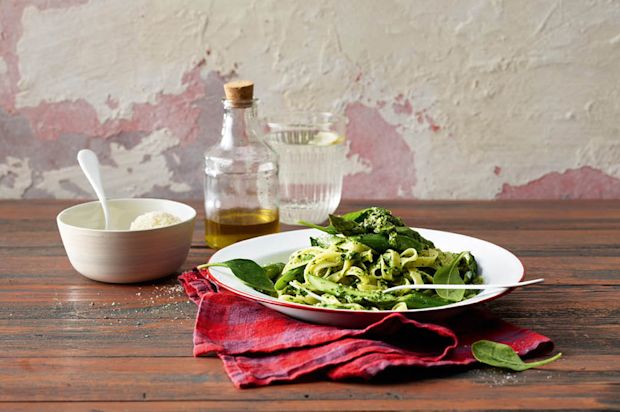 Tagliatelle mit grünen Spargeln und Spinat-Pesto
