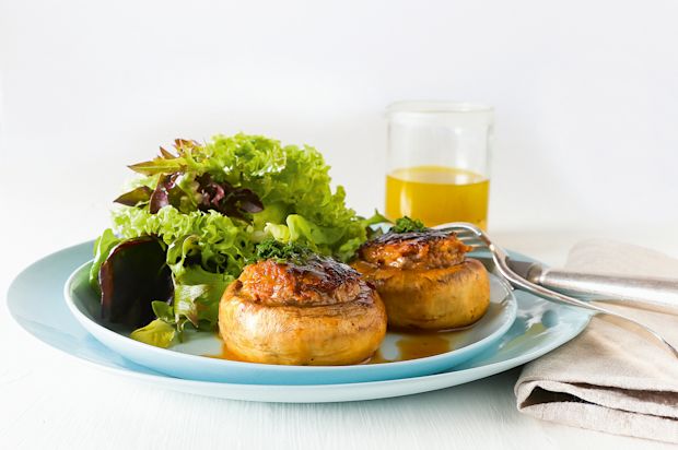 Gefüllte Riesenchampignons mit Schweinsbratwurst