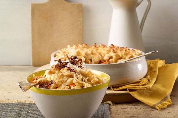 Käsespätzli mit Wurzelgemüsestreifen und gerösteten Zwiebeln