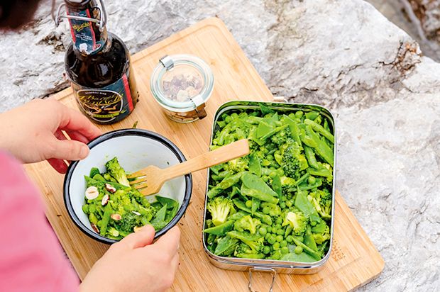 Grüner Gemüsesalat an Basilikumsauce