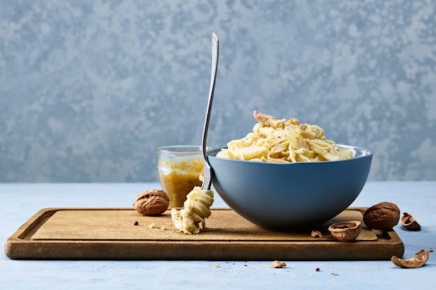 Spargel-Tagliatelle mit Baumnusspesto