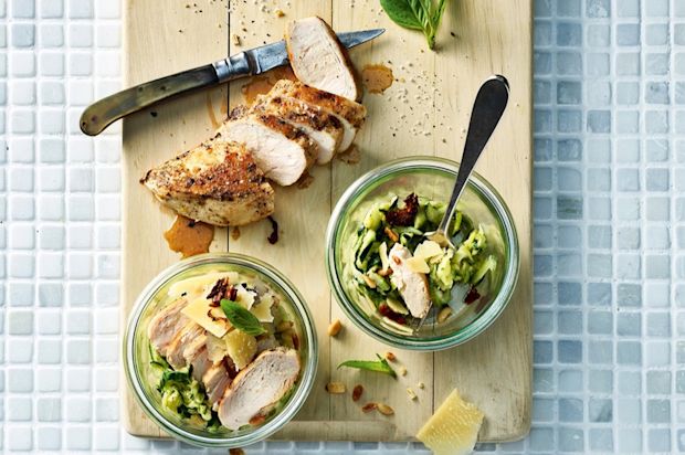 Zucchetti-Rohkost mit Poulet und Dörrtomaten