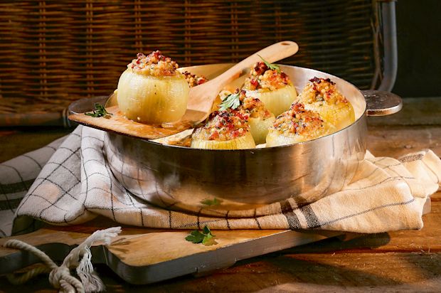 Zwiebeln mit Gersten-Schinken-Füllung
