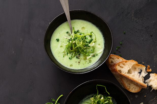 Kalte Kohlrabisuppe mit Kopfsalatstreifen