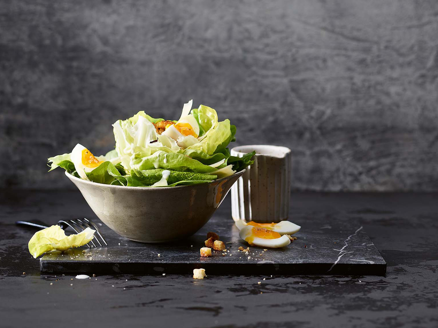 Kopfsalat mit Ei und Sbrinzdressing - Annemarie Wildeisens KOCHEN