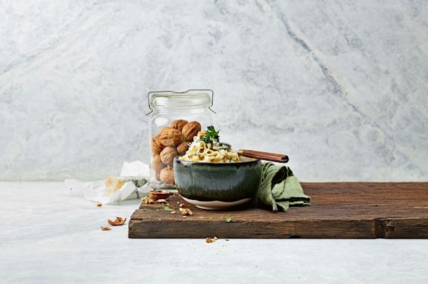 Pasta mit Gorgonzola-Kräuter-Sauce und Baumnusspesto