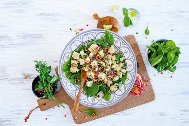 Blumenkohlsalat mit Spinat und Pistazien