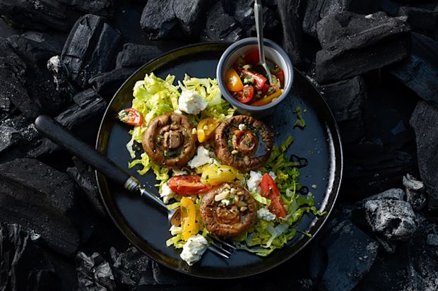 Grillierte Riesenchampignons mit Tomaten-Mandel-Vinaigrette