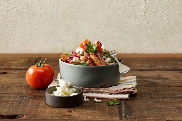 Brotsalat mit Bohnen und Tomaten