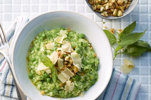 Erbsenrisotto mit Basilikumbröseln