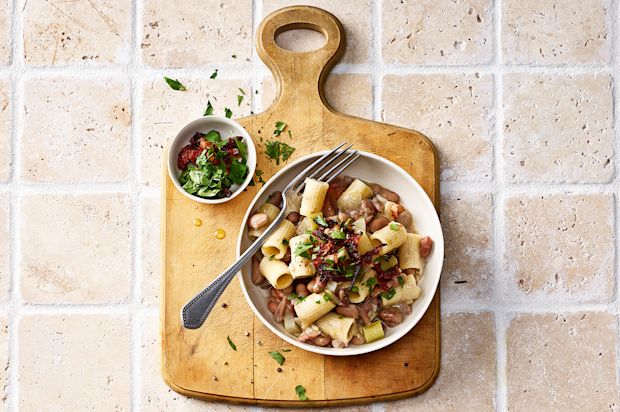 «Pasta e fagioli» mit Dörrtomaten und Speck