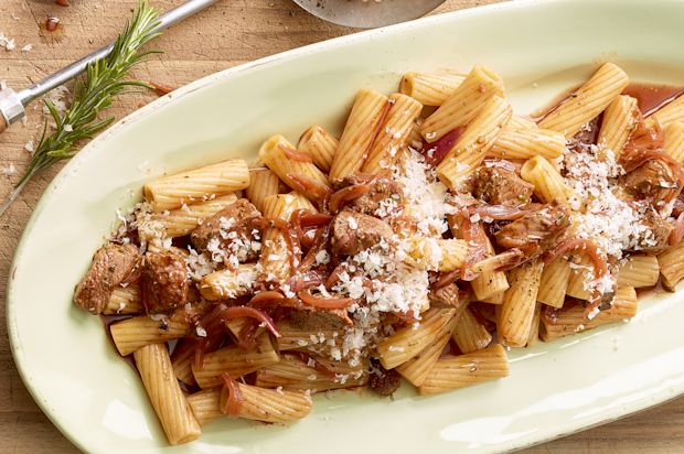 Rigatoni mit Lamm und Rotweinzwiebeln