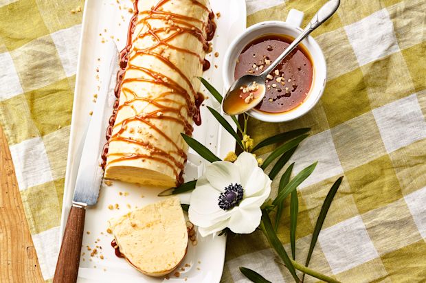 Sauerrahm-Orangen-Parfait mit Caramelsauce