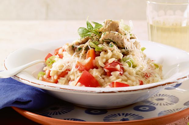 Peperoni-Risotto mit gebratenen Pouletstreifen