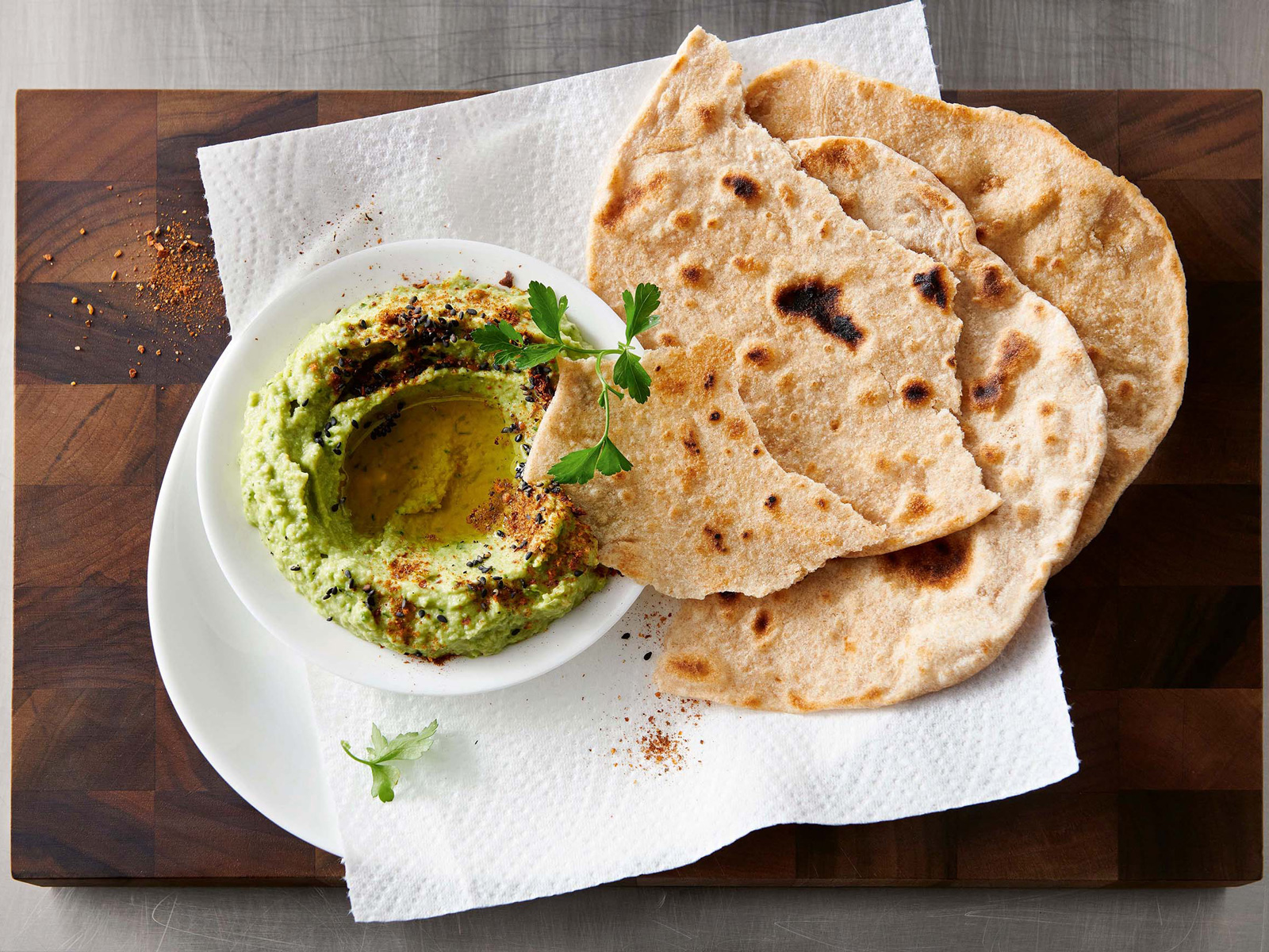 Hummus von zweierlei Erbsen mit Knoblauch-Fladenbrot - Annemarie ...