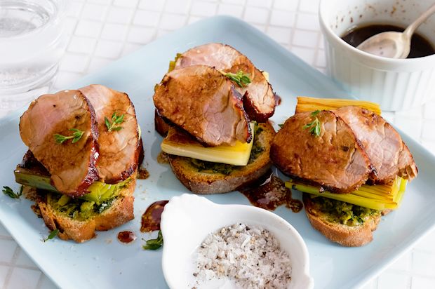 Schweinsfilet auf Thymianlauch und Olivenbrot