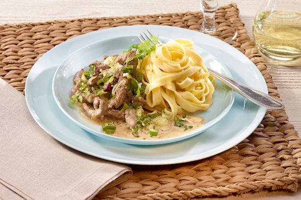 Rindshuftstreifen an Frühlingszwiebel-Kerbel-Sauce